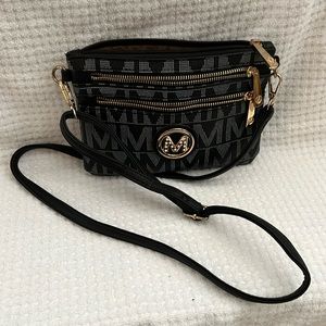 Small crossbody roomy black with 2 front pockets